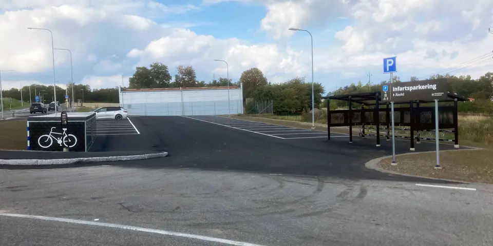 Infartsparkeringen på Ånbolid, cykelboxar och cykelställ med tak syns i bild.
