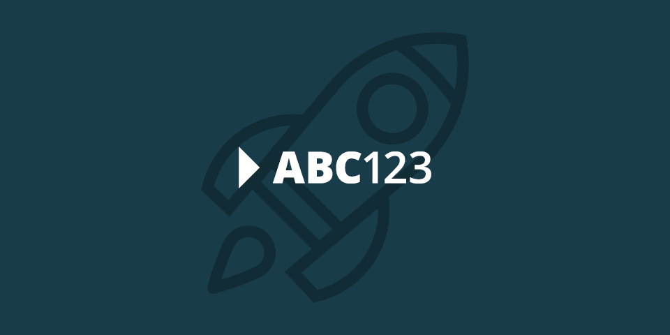 Svart platta med texten ABC123.