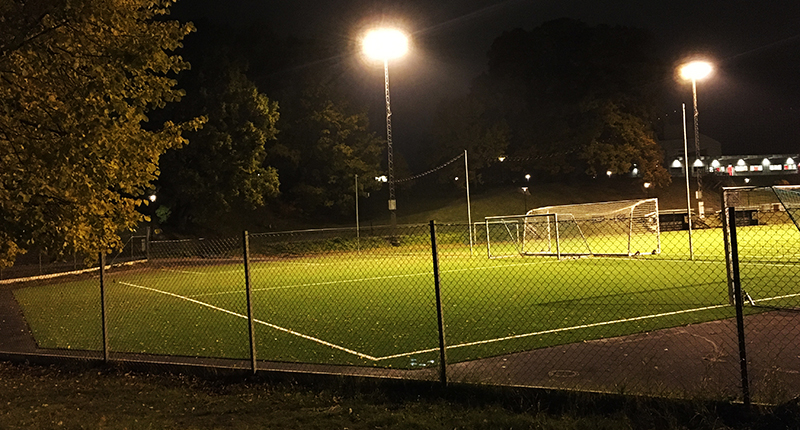 Fotbollsplanen Junebäcksvallen i mörker.