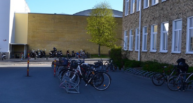 cykelparkering på gården.