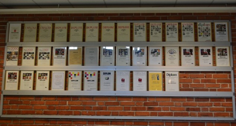 wall of fame, men diplom på väggen.