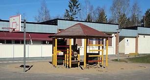 Klätterställningen framför skolbyggnaden.