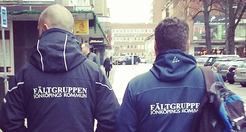 Två män med jackor där det står Fältgruppen, Jönköpings kommun på ryggen.