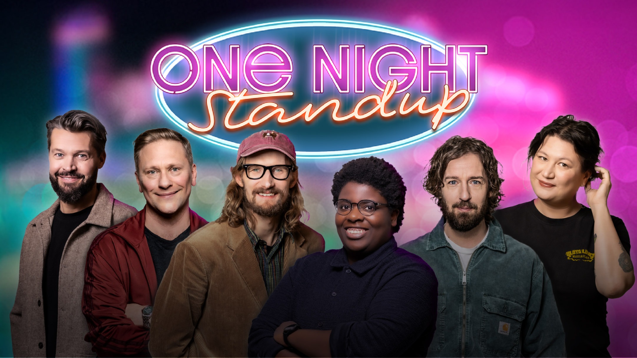 Fyra män och två kvinnor tittar leendes in i en kamera. Bildtext: One Night Standup.