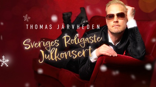 En man ligger på mage i en röd soffa. Personen lutar ena armbågen mot armstödet. Bildtext: Thomas Järvheden. Sveriges Roligaste Julkonsert.