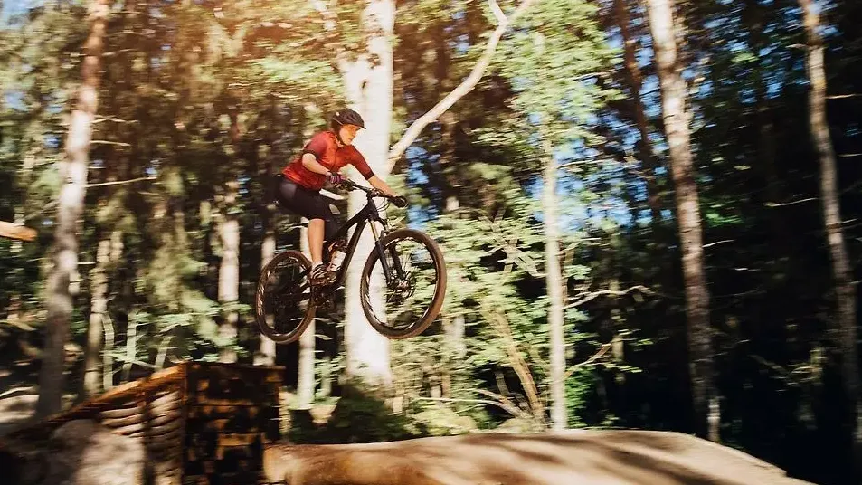 Mountainbike cyklist jumping