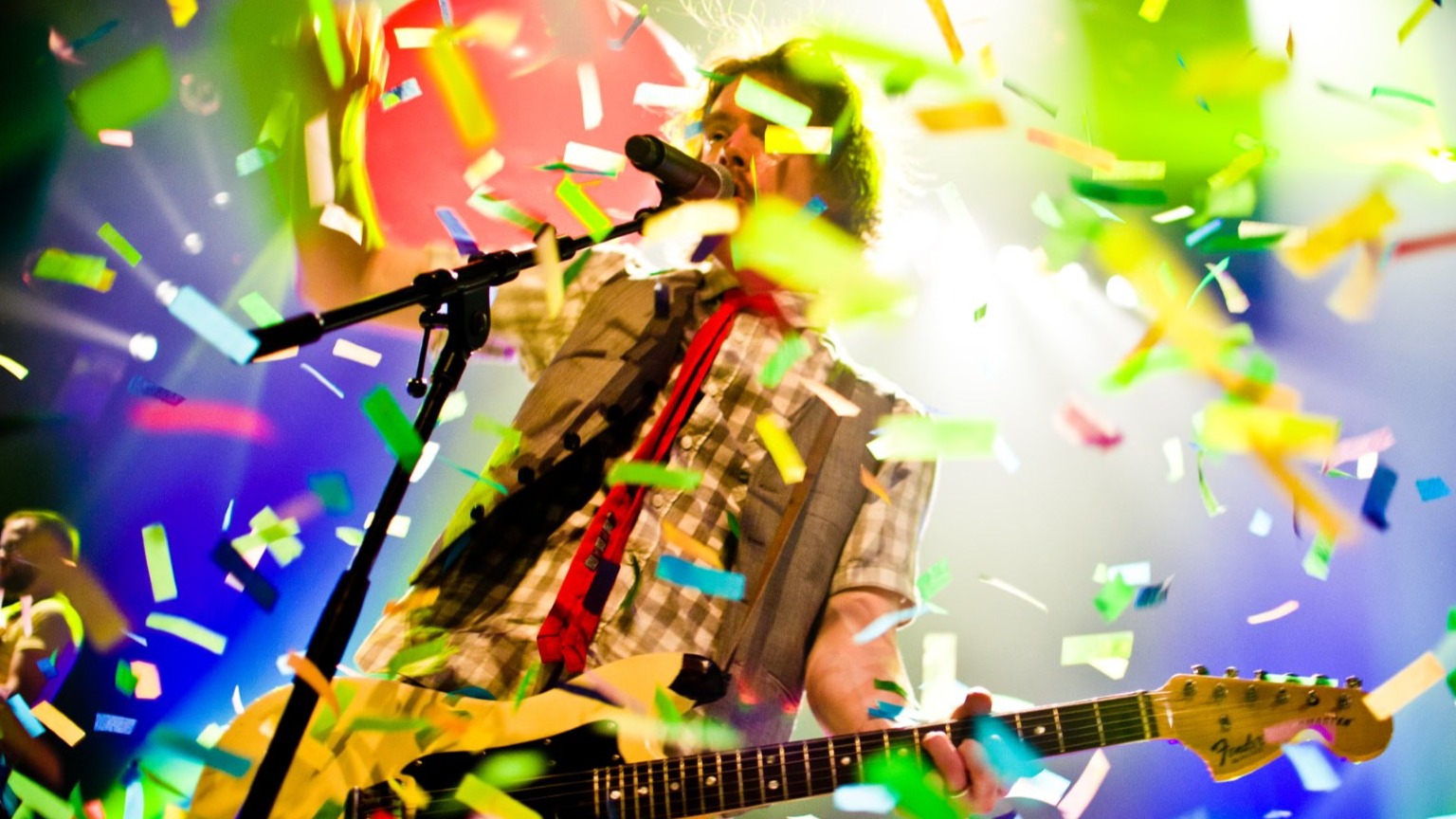 A man with a guitarr 