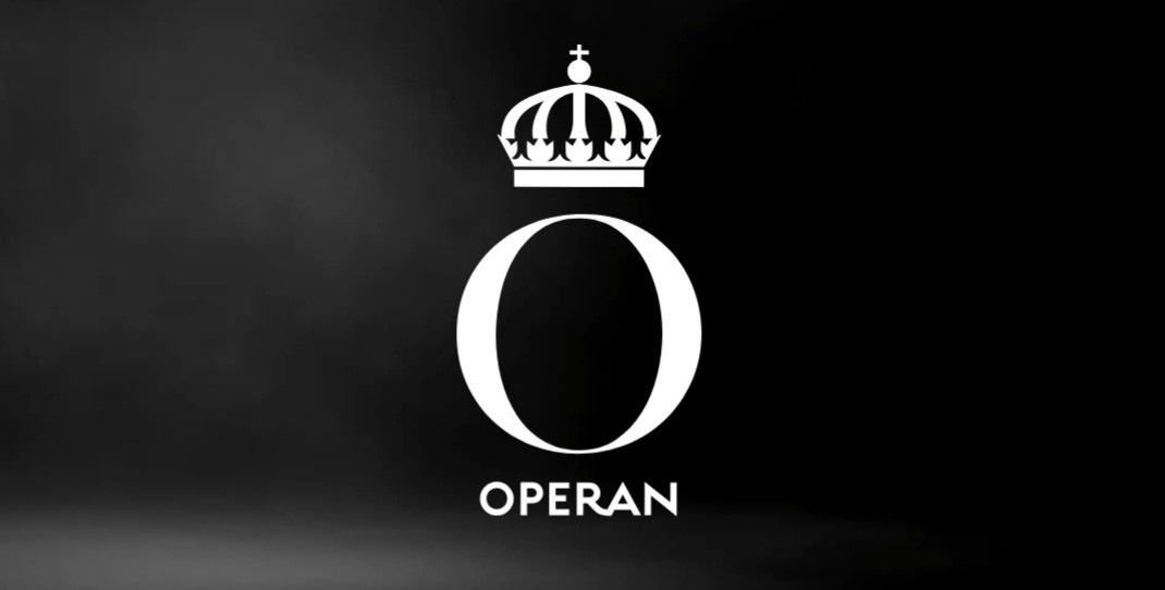 'Ett stort O med en krona ovanpå. Under O står det Operan.