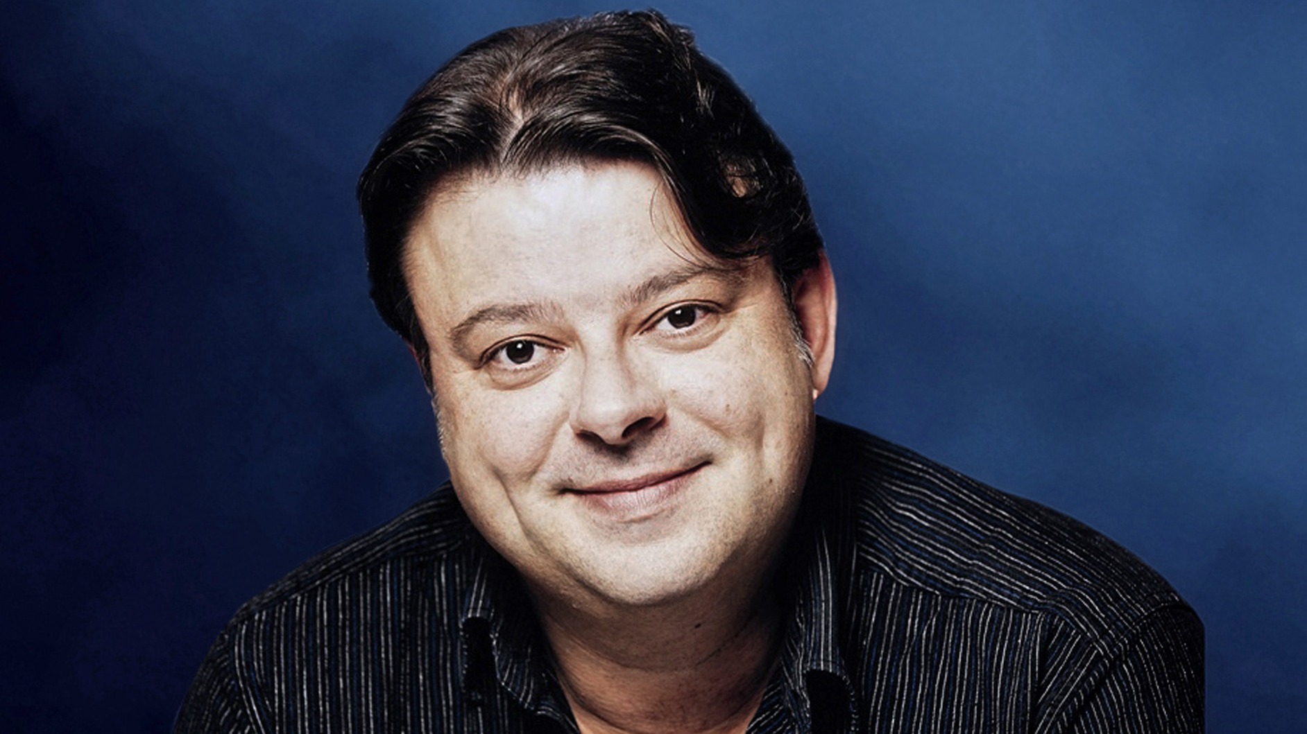 Skådespelaren Teodor Janson tittar in i kameran