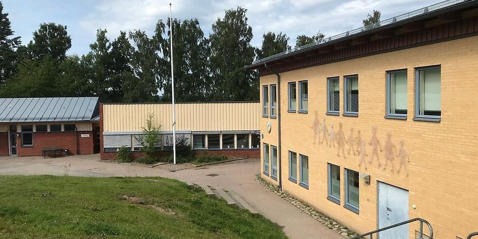 Nyarpsskolan med utegården i förgrunden.