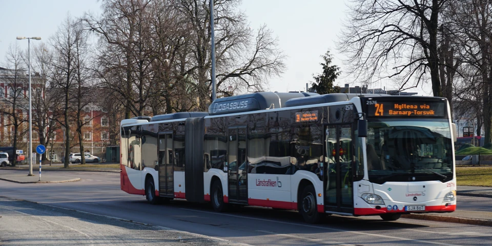 Buss som åker på väg