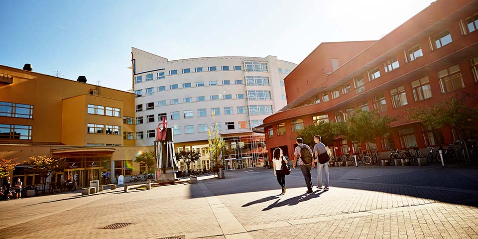 Jönköping Universitys Innergård med färgglada byggnader runt om.