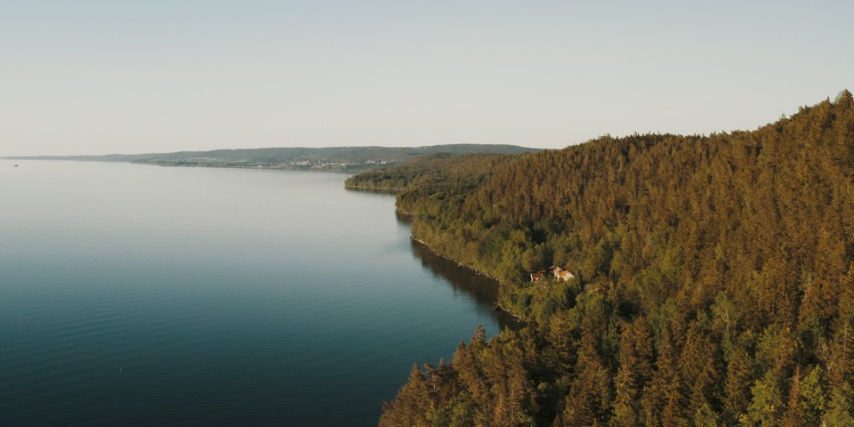Vättern och skogsklädda branterna.
