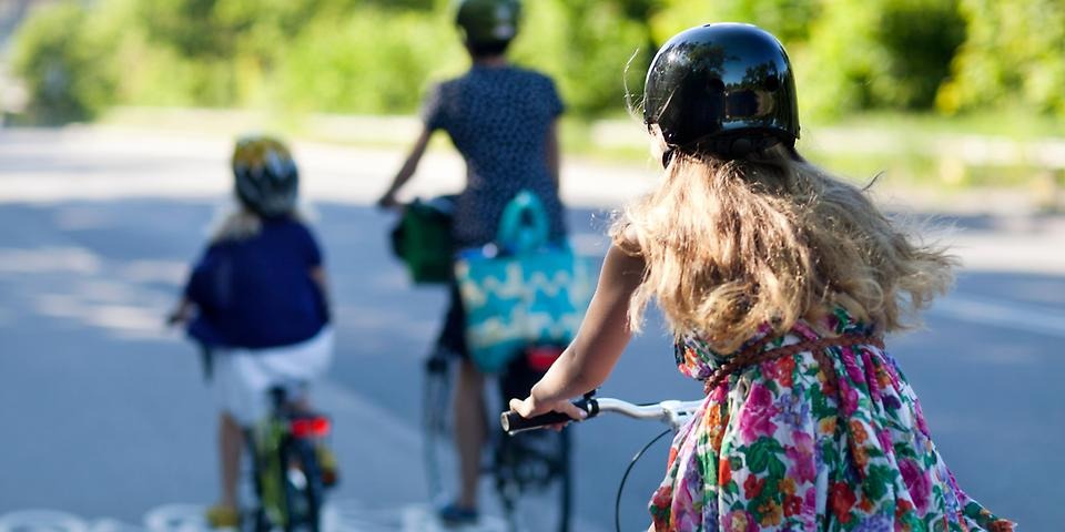 Barn som cyklar.