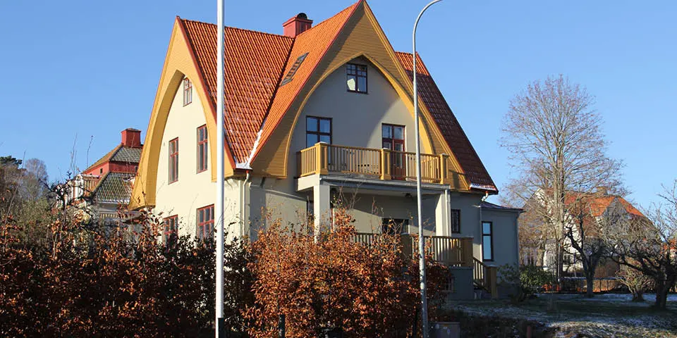 En villa med dekorativa detaljer.