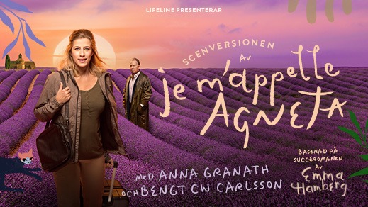 En kvinna och en man står i ett blommande lavendelfält. Kvinnan som står längst fram drar en resväska efter sig. Bildtext: Scenversionen av je m'appelle Agneta med Anna Granath och Bengt CW Carlsson. Baserad på succéromanen av Emma Hamberg