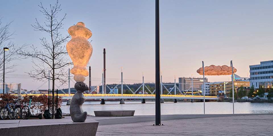 Konstverk av apa och moln intill Munksjön i centrala Jönköping.