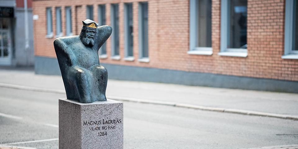 Skulpturen Magnus Ladulås med Barnarpsgatan i bakgrunden.
