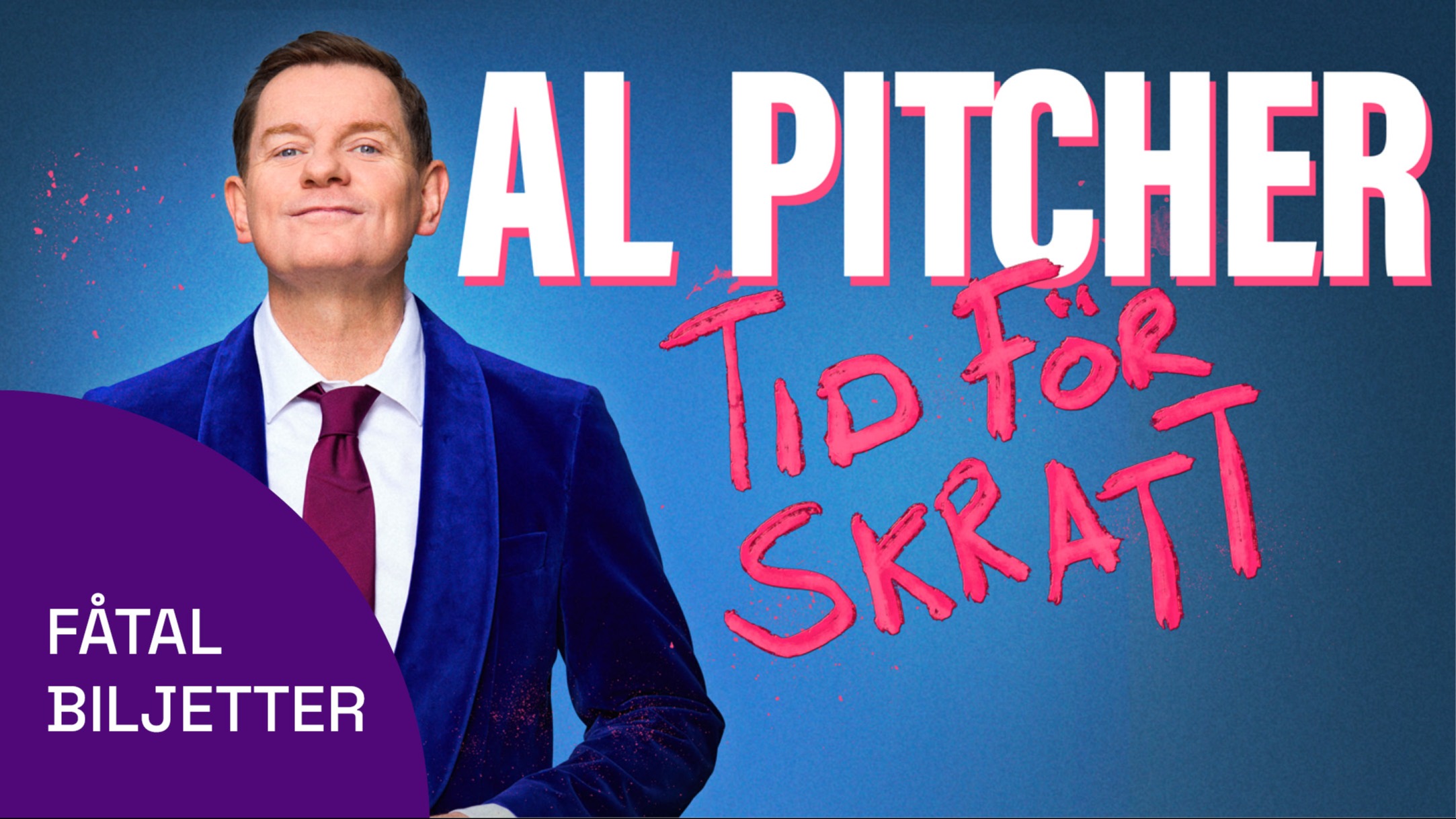 En man står framför en blå bakgrund och tittar in i kameran. Bildtext: Al Pitcher. Tid för skratt.