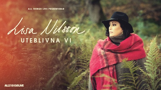 En kvinna står lite i profil bland grön vegetation. Bildtext: Lisa Nilsson, Uteblivna vi.