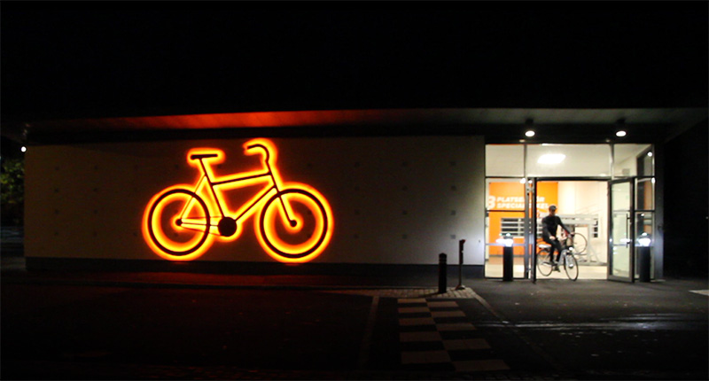 Cykelgaraget i mörker.