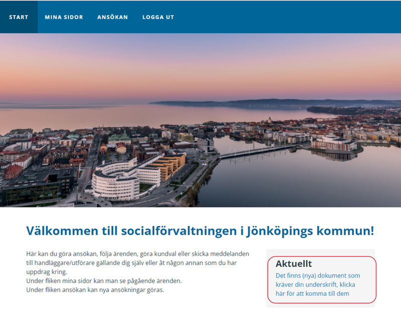 En blå balk i överkant med valen Start, Mina sidor, Ansökan, Logga ut. Start är markerad. En bild över centrala jönköping där Vättern, Munsjön, Högskolan, Spira och Munksjöbron syns. Under bilden står en rubrik: Välkommen till Socialförvaltningen i Jönköpings kommun! Under rubriken står: Här kan du göra ansökan, följa ärenden, göra kundval eller skicka meddelanden till handläggare/utförare gällande dig själv eller åt någon annan som du har uppdrag kring. Under fliken mina sidor kan du nå pågående ärenden. Under fliken ansökan kan nya ansökningar göras. Bredvid denna text finns en grå ruta med rubriken Aktuellt i svart. I denna ruta får medsökande information om att det finns ansökningar som behöver signeras. Denna ruta är inringad med en röd ruta i bilden.