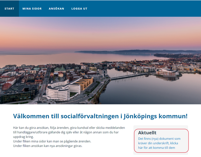 En blå balk i överkant med valen Start, Mina sidor, Ansökan, Logga ut. Start är markerad. En bild över centrala jönköping där Vättern, Munsjön, Högskolan, Spira och Munksjöbron syns. Under bilden står en rubrik: Välkommen till Socialförvaltningen i Jönköpings kommun! Under rubriken står: Här kan du göra ansökan, följa ärenden, göra kundval eller skicka meddelanden till handläggare/utförare gällande dig själv eller åt någon annan som du har uppdrag kring. Under fliken mina sidor kan du nå pågående ärenden. Under fliken ansökan kan nya ansökningar göras. Bredvid denna text finns en grå ruta med rubriken Aktuellt i svart. I denna ruta får medsökande information om att det finns ansökningar som behöver signeras. Denna ruta är inringad med en röd ruta i bilden. 