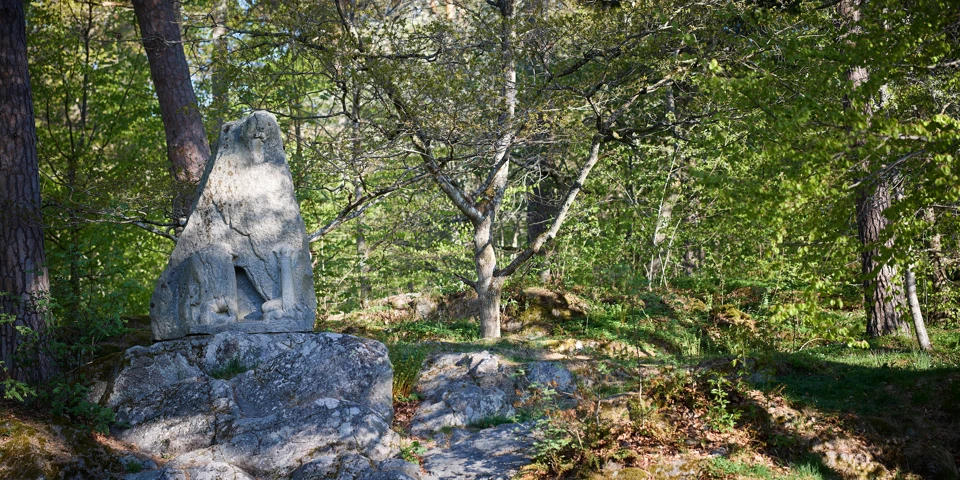 Bauermonumentet med grönskande träd i bakgrunden.