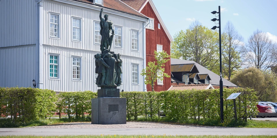 Bronskkonstverket föreställer en medeltida kung på sin eriksgata.