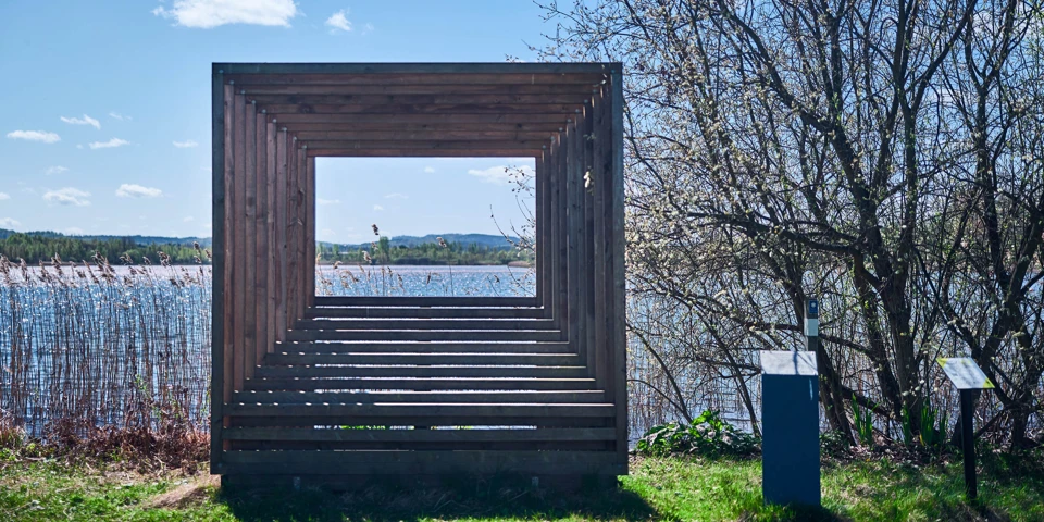 En serie fasta träramar som placerats i landskapet kring Rocksjön.