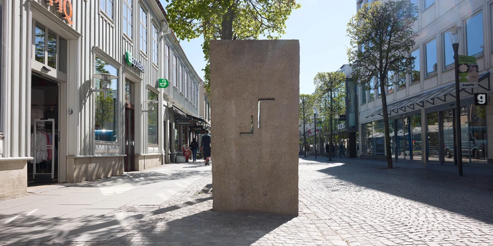 Sex stora stenblock, utspridda i en båglinje, placerad på Jönköpings gågata.