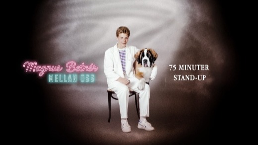 En ung kille i vita käder sitter på en stol. Intill sig har en stor hund. Bildtext: Magnus Betnér, Mellan oss. 75 minuter standup.