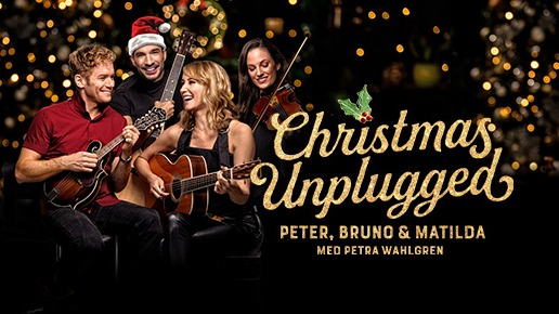 Två män och två kvinnor med varsitt instrument ler mot varandra och kameran. Bakgrunden är mörk med små lampor som lyser. Bildtext: Christmas Unplugged. Peter, Bruno & Matida med Petra Wahlgren