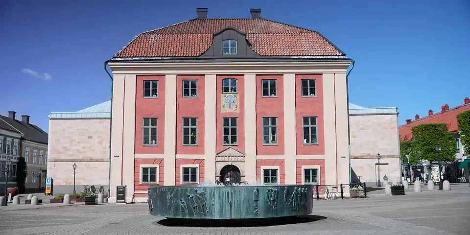 Fontän i brons med trumpetare som sprutar vatten.