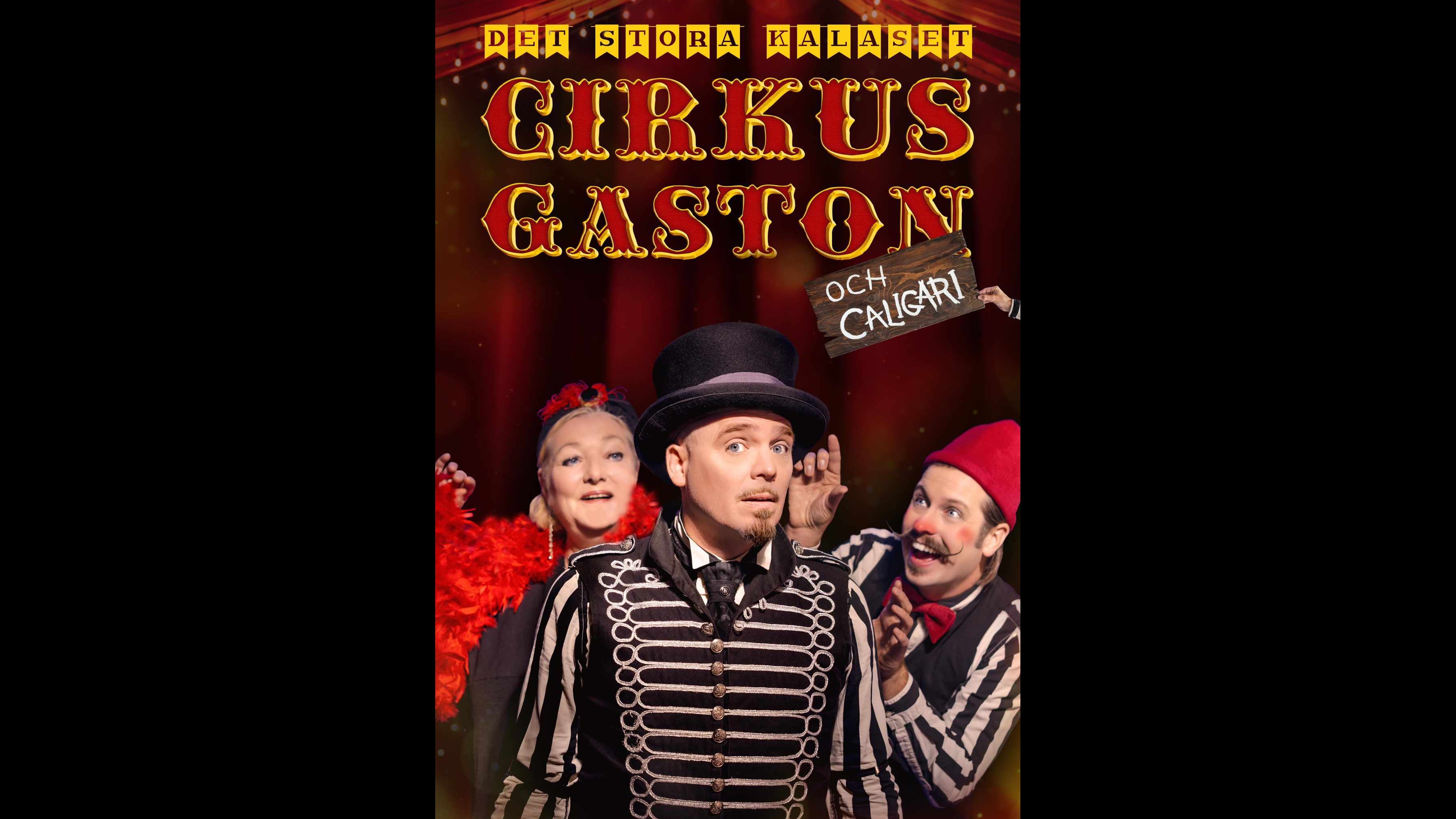 Det stora kalaset Cirkus Gaston och Caligari. Bild på tre clowner. Caligari busar med Gaston och en tredje person finns bakom med fjäderboa och hatt. 
