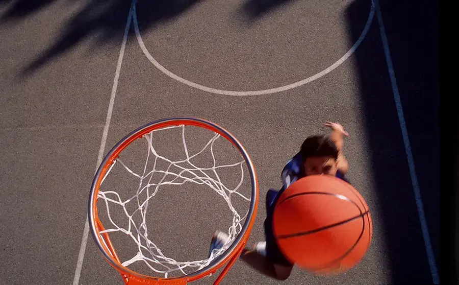 Ett barn som spelar basket