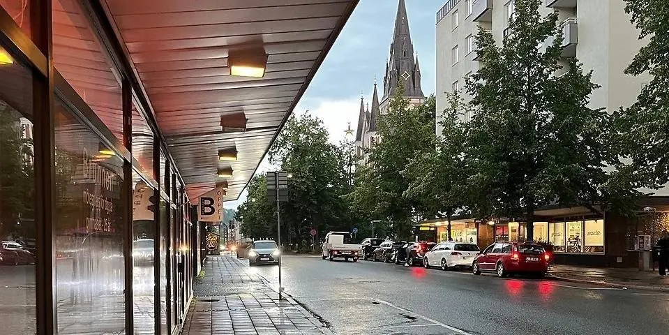 Brunnen sedd utfrån gatan.