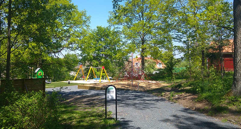 Barn som leker i stadsparken