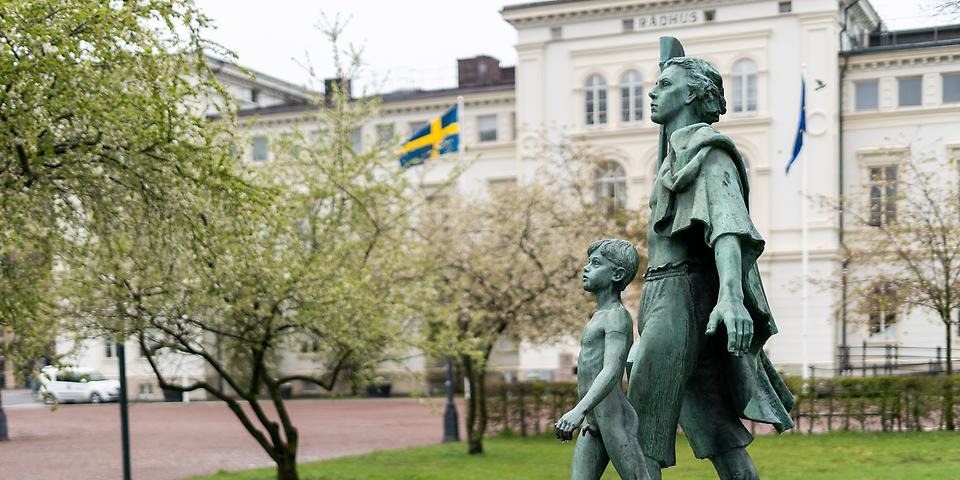 Konstverket "Harpolekaren och hans son" i förgrunden med Rådhuset i bakgrunden.