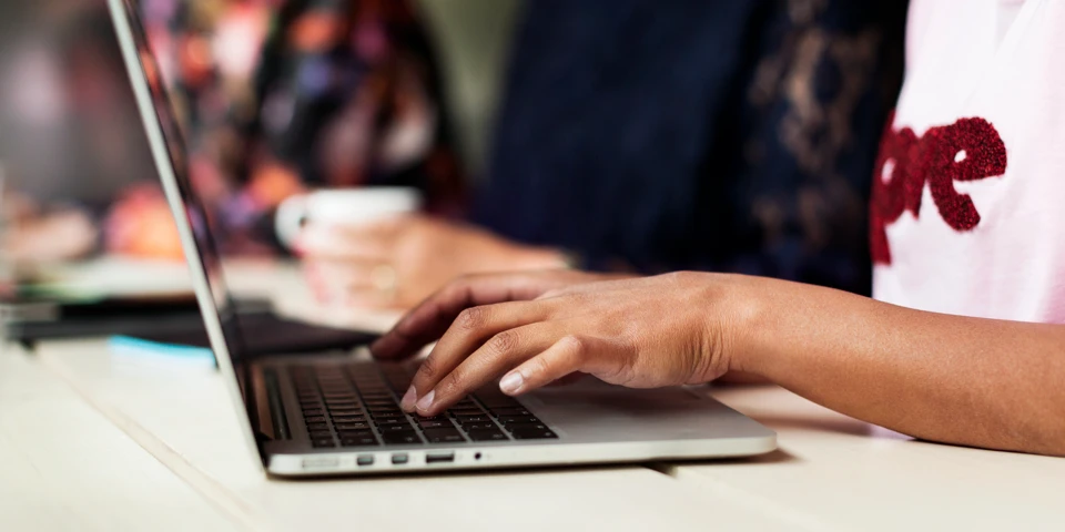 Person som skriver på laptop