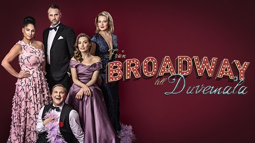 Fem personer står framför en mörkrödd bakgrund. Bildtext: Från Broadway till Duvemåla