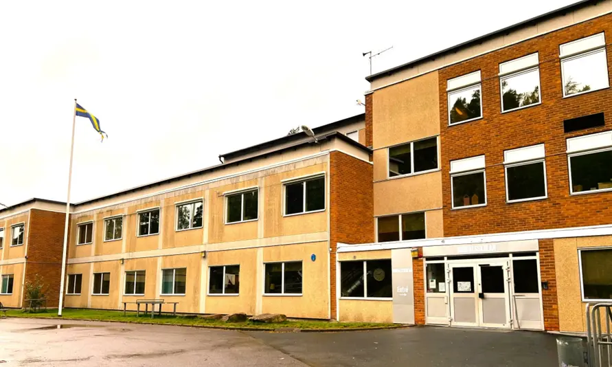 Skolfasad i gult och rött
