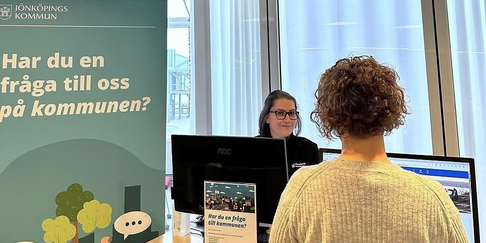 Kommunvägledare på Kontaktcenter hjälper invånare vid disken i Juneporten, Jönköping.