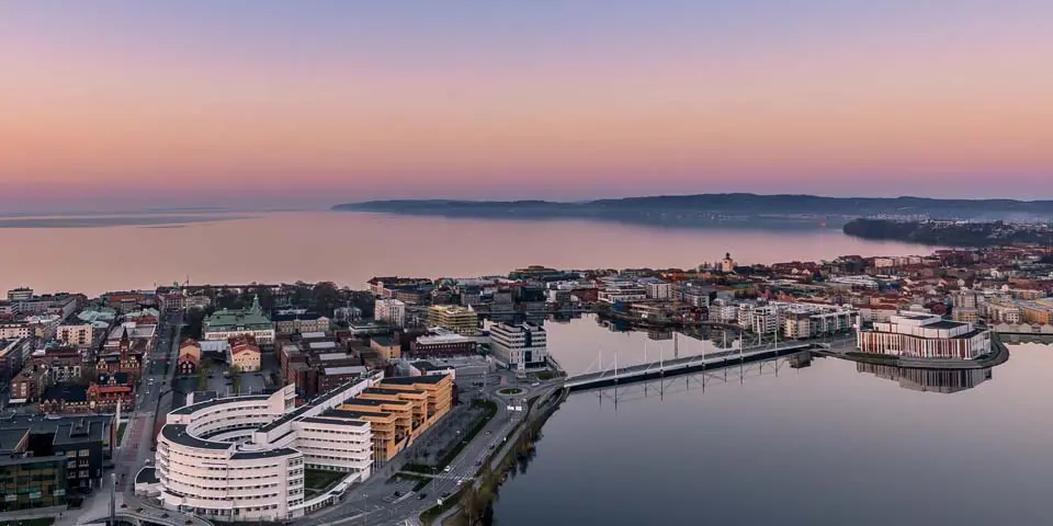 Vy över centrala Jönköping med Jönköping University och Munksjöbron i förgrunden.