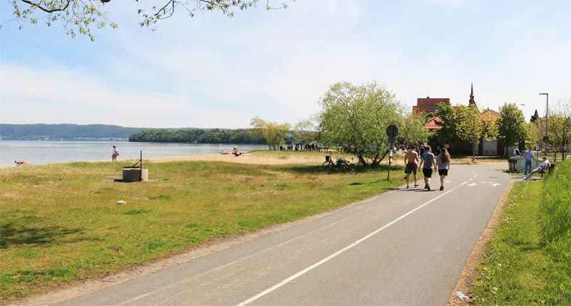 Vätterstranden med gång- och cykelbana och sandstrand en solig sommardag.