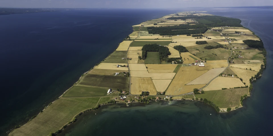 Visingsö från ovan, Vättern sluter sig runt ön.