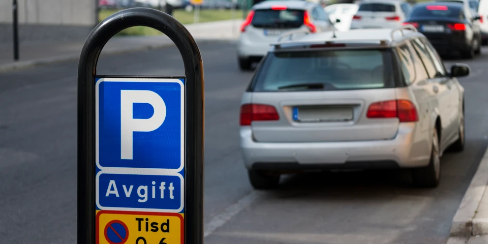 Parkerad bil och p-skylt