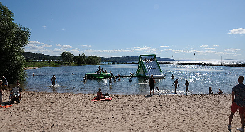 Lagunen med sand och vatten sett från land.
