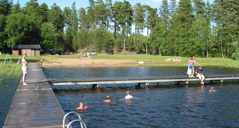 Bryggan och stranden sett från vattnet.