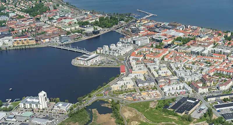 Vy över Jönköping från ovan. Munksjön och Vättern.